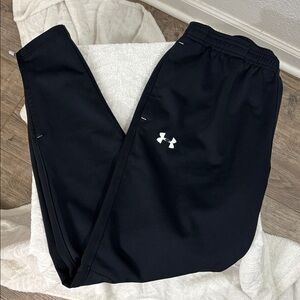 1477  Under Armour Midnight Black Athletic Pants. SzM